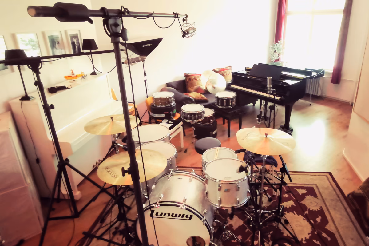 Voll mikrofoniertes Schlagzeug im Drum-Raum von Hot Milk Studio.