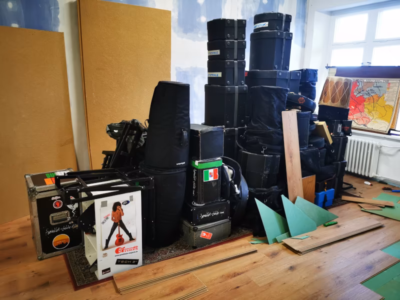 Schlagzeuge werden in das fertige Studio gebracht