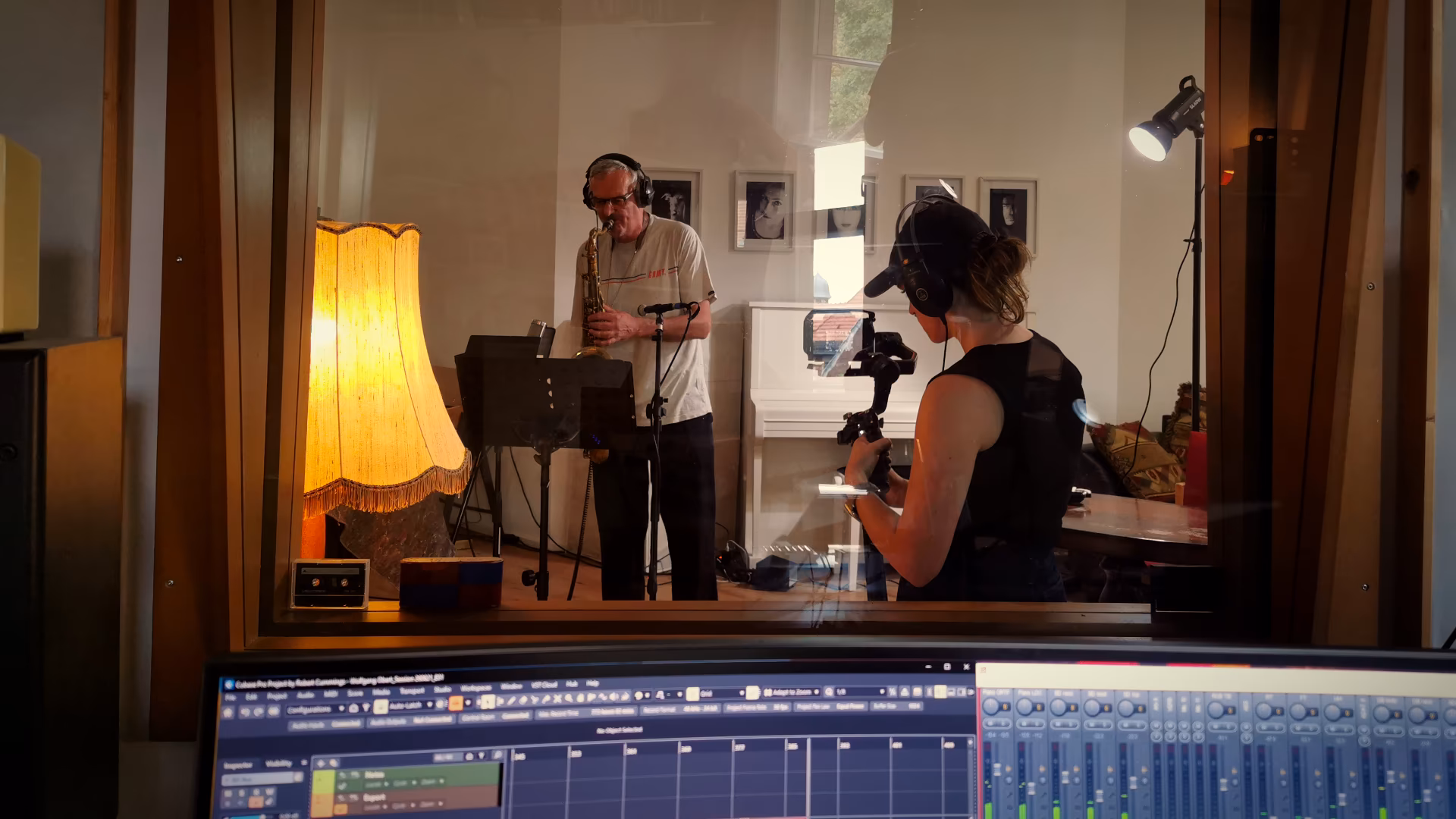 Wolfgang Obert beim Spielen, während Videografin Isabelle Schmitz eine Live-Session im Hot Milk Studio filmt