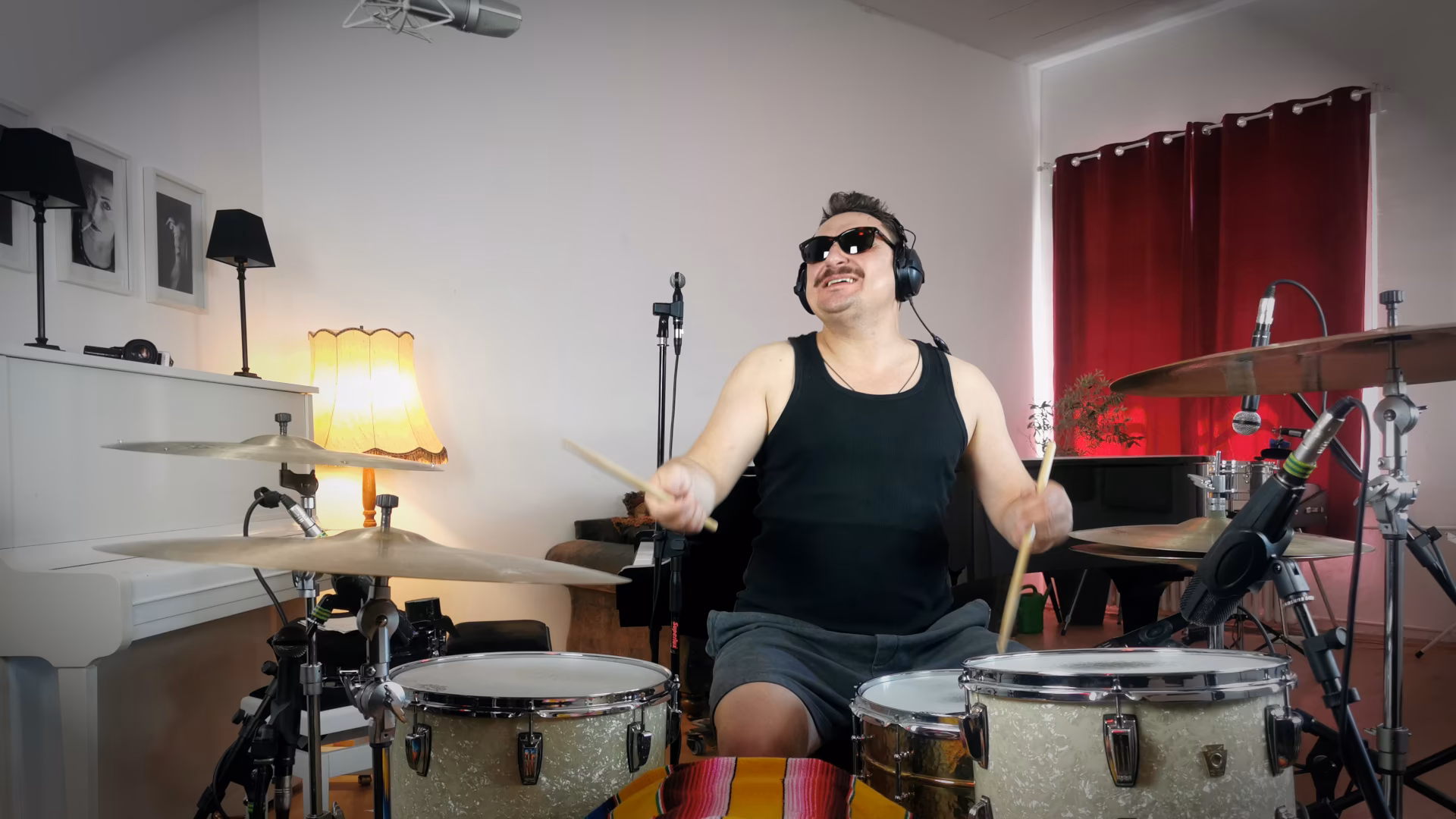 Mikrofoniertes Schlagzeug im Drum-Raum des Hot Milk Studios