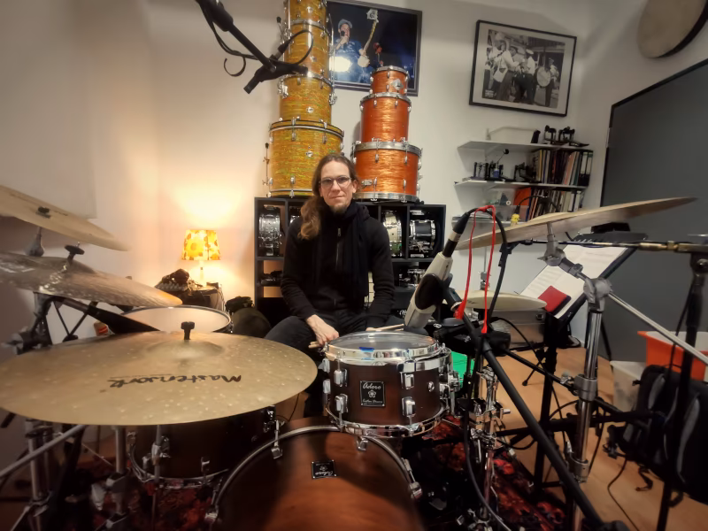 Andi Rohde beim Schlagzeug-Tracking mit dem Ido Spak Trio im Hot Milk Studio