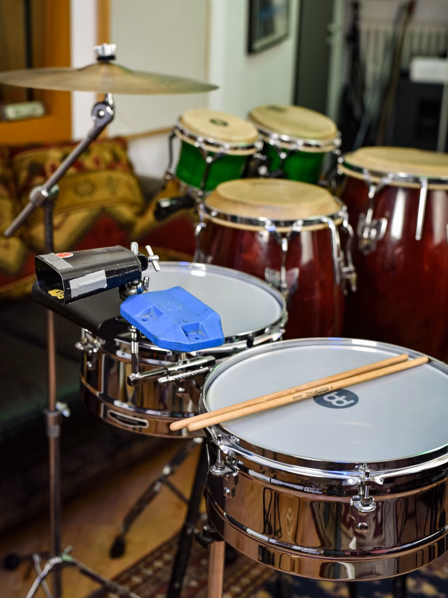 Sammlung von Latin-Percussion-Instrumenten.