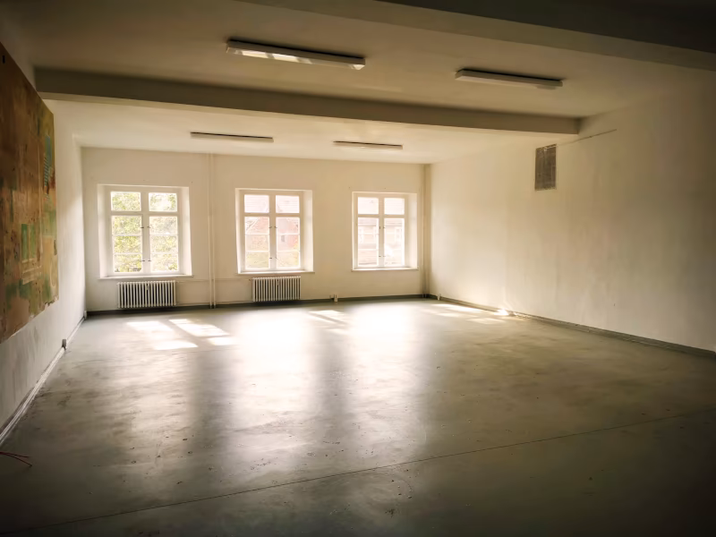 Leerer 130-qm-Raum vor dem Studioausbau