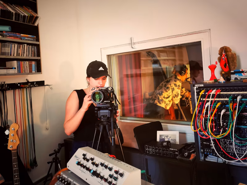 Videografin Isabelle Schmitz filmt Seb Gieck während einer Live-Session im Hot Milk Studio