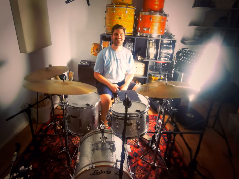 Julian Külpmann beim Schlagzeug-Tracking im Hot Milk Studio