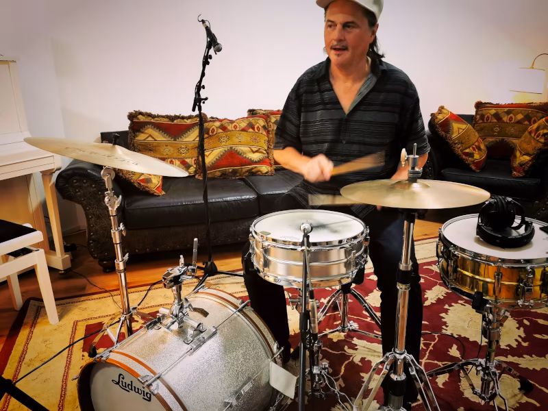 Robert Cummings beim Aufnehmen von Breakbeats im Hot Milk Studio