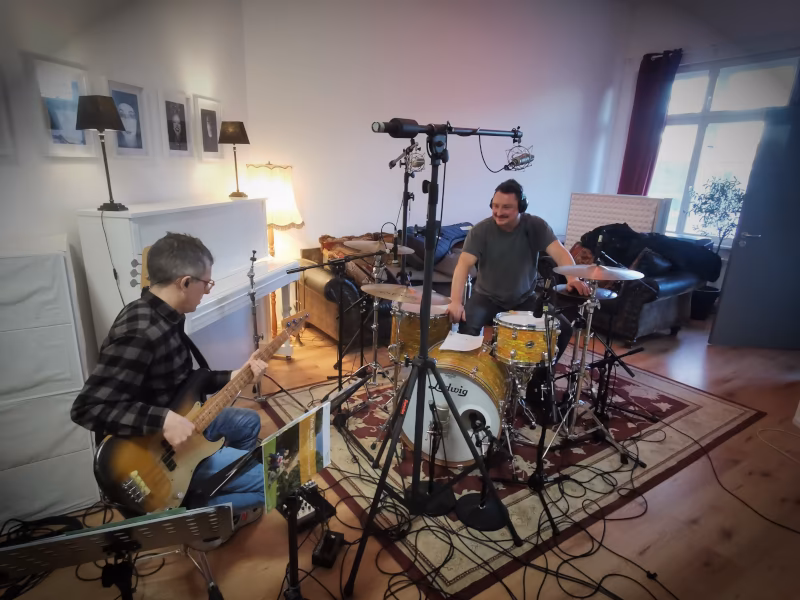 Leon Schurz und Benedikt Stehle bei der Aufnahme im Hot Milk Studio