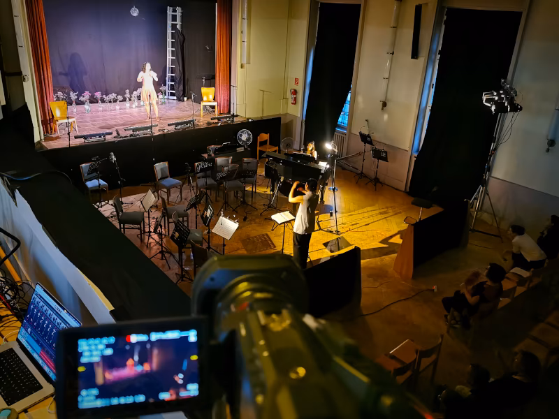 Audio- und Videoaufnahme während einer Probe von Dramatic Voices Berlin im Hot Milk Studio