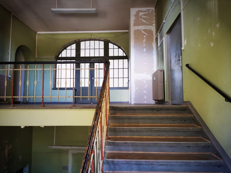 Treppenhaus im Gebäude vor der Studio-Renovierung