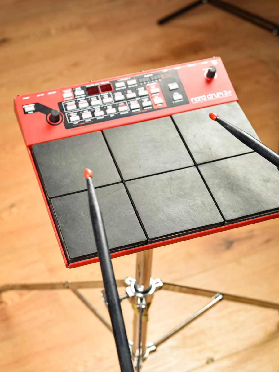 Nord Drum elektronischer Percussion-Synthesizer.
