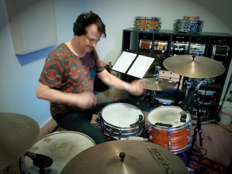 Robert Sartorius am Schlagzeug im Hot Milk Studio 2.0