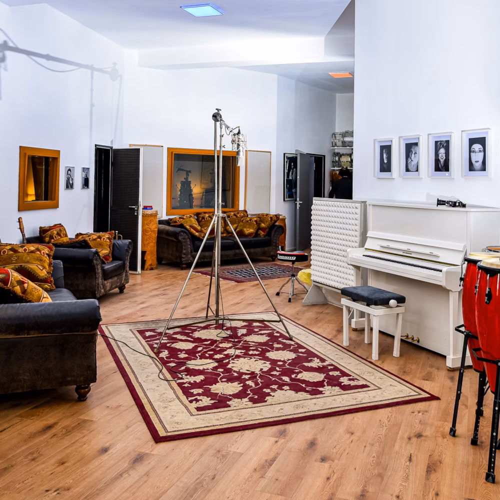 Weitwinkelaufnahme des Hauptaufnahmeraums von Hot Milk Studio mit Instrumenten für eine Live-Session.