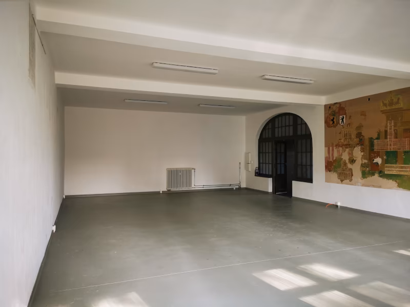 Innenraum der Krankenhauskantine mit Original-Wandbild vor dem Studioausbau