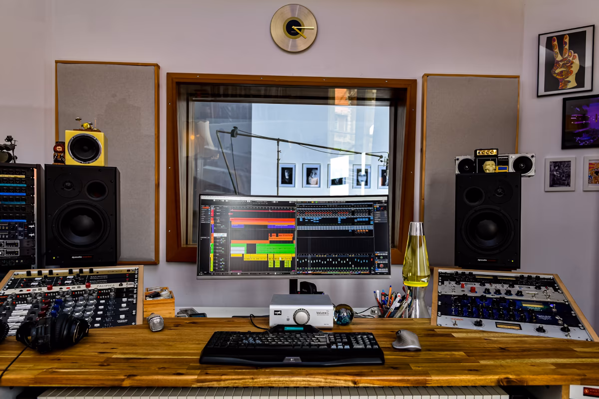 Mischpult im Regieraum von Hot Milk Studio mit Outboard-Racks und Nahfeldmonitoren.