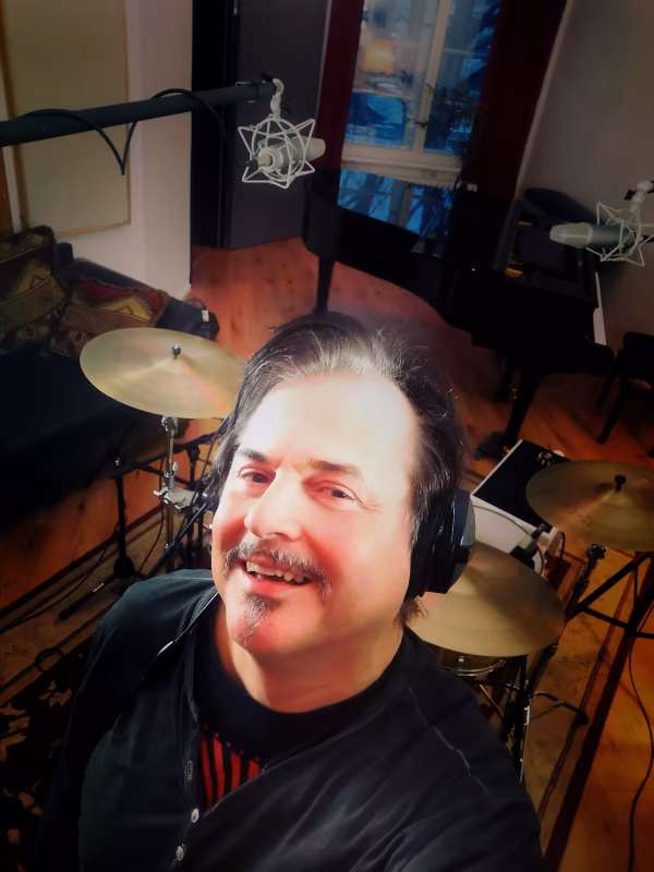 Robert Sartorius nimmt Schlagzeug im Hot Milk Studio 2.0 auf